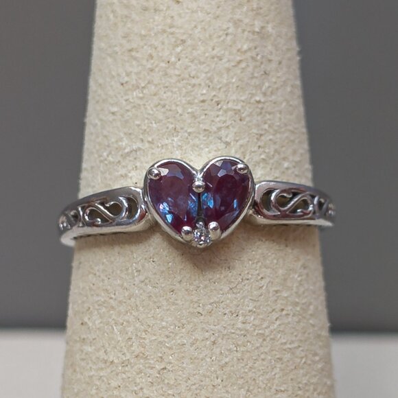 14K White Gold Heart Ring with Blue-Violet Gemstones — Size 7 - Picture 4 of 7